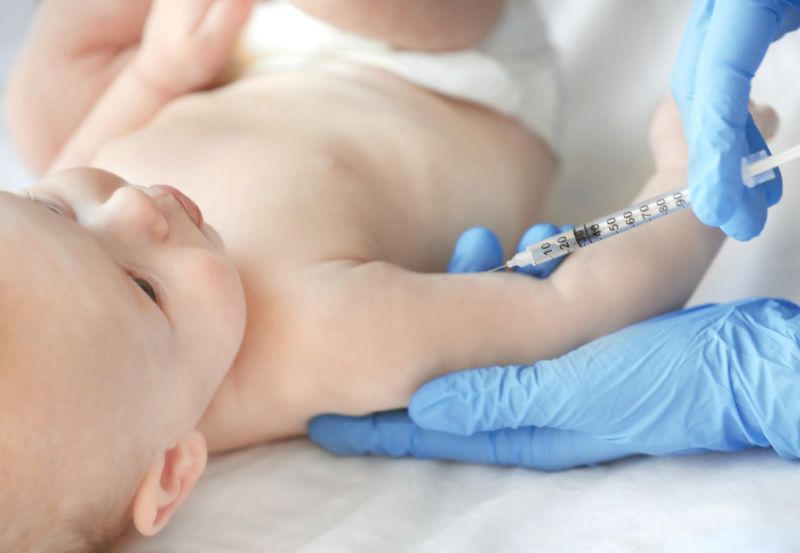 Baby bekommt Impfung